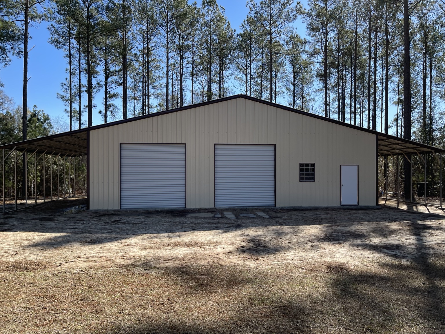 Building with two roll-up doors and shelters on both sides
